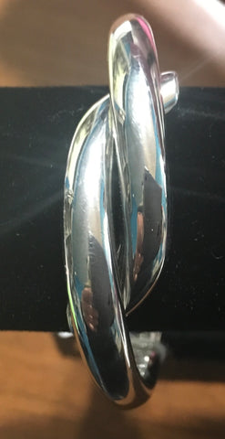 Metal hinged twist bangle